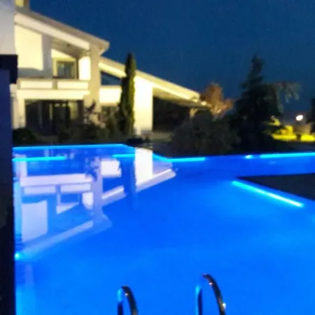 Roses Ultra Lux King House Villa